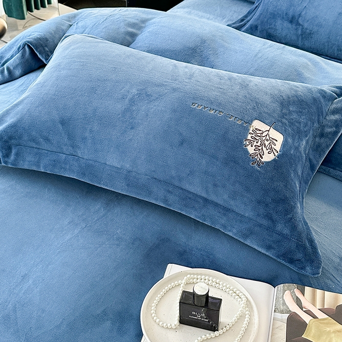 91家纺网 家纺一手货源 找家纺 橘姿家纺 2024新款高克重九斤牛奶绒绣花四件套 相伴-蓝