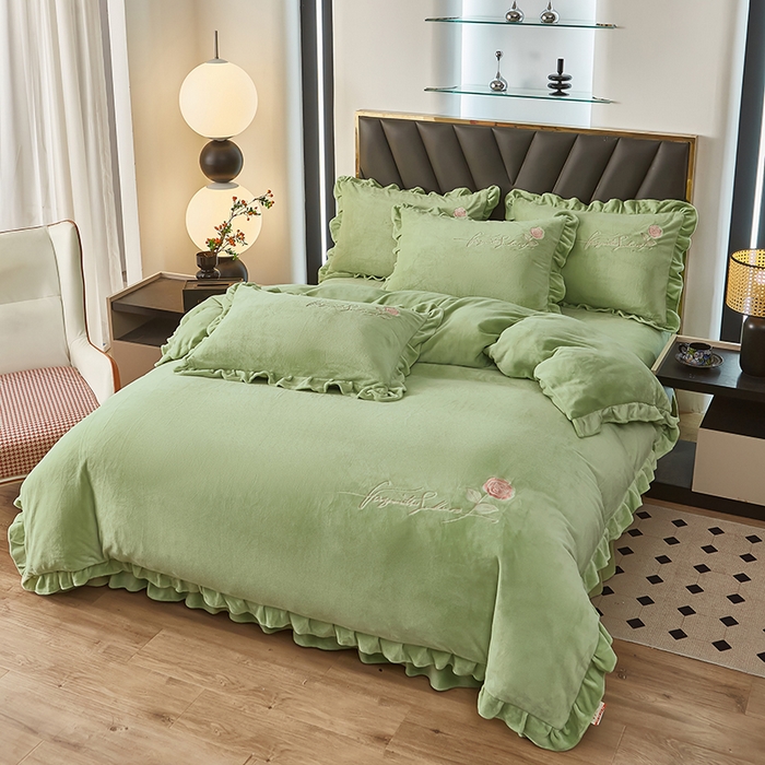 91家纺网 家纺一手货源 找家纺 绣女坊 2024新款韩版花边绣花牛奶绒四件套 草绿色