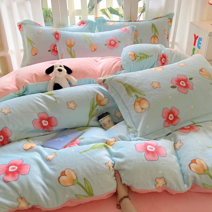 91家纺网 家纺一手货源 找家纺 丝羽坊 2024新款加厚小清新牛奶绒印花四件套单被套床笠四件套-场景二 花季