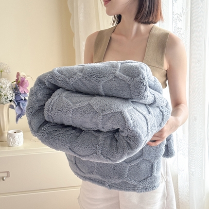 91家纺网 家纺一手货源 找家纺 丹本家纺 2025新款塔肤绒跨境双面提花足球格加厚毛毯盖毯 蓝色