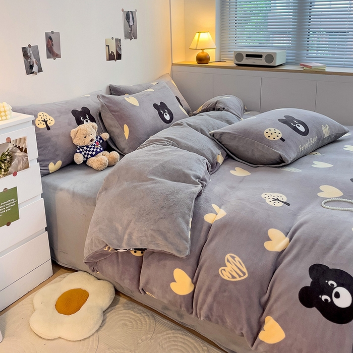 91家纺网 家纺一手货源 找家纺 西引力 2024新款加厚小清新牛奶绒四件套床单款床笠款单被套爆款 爱心熊