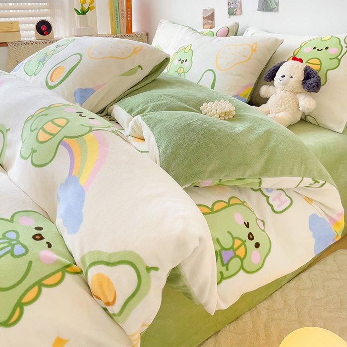 91家纺网 家纺一手货源 找家纺 西引力 2024新款加厚小清新牛奶绒四件套床单款床笠款单被套爆款 宝贝奶龙