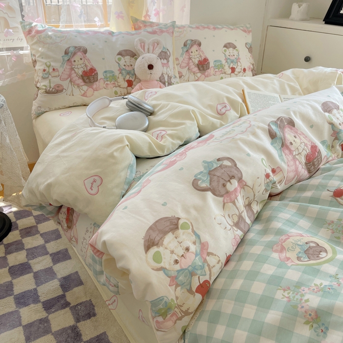 91家纺网 家纺一手货源 找家纺 六巷胡同 2024新款40支全棉纯棉INS洛丽塔卡通甜美少女心系列四件套 秘境樱桃熊