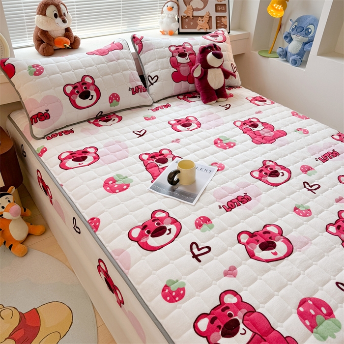 91家纺网 家纺一手货源 找家纺 迪梦思 2024新款正版授权卡通牛奶绒床垫床护垫 学生床垫床笠 抱抱草莓熊-床笠款
