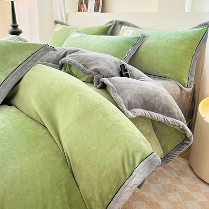 91家纺网 家纺一手货源 找家纺 喜梦缘 2025新款高克重牛奶绒双拼四件套 双拼色-果绿+高级灰