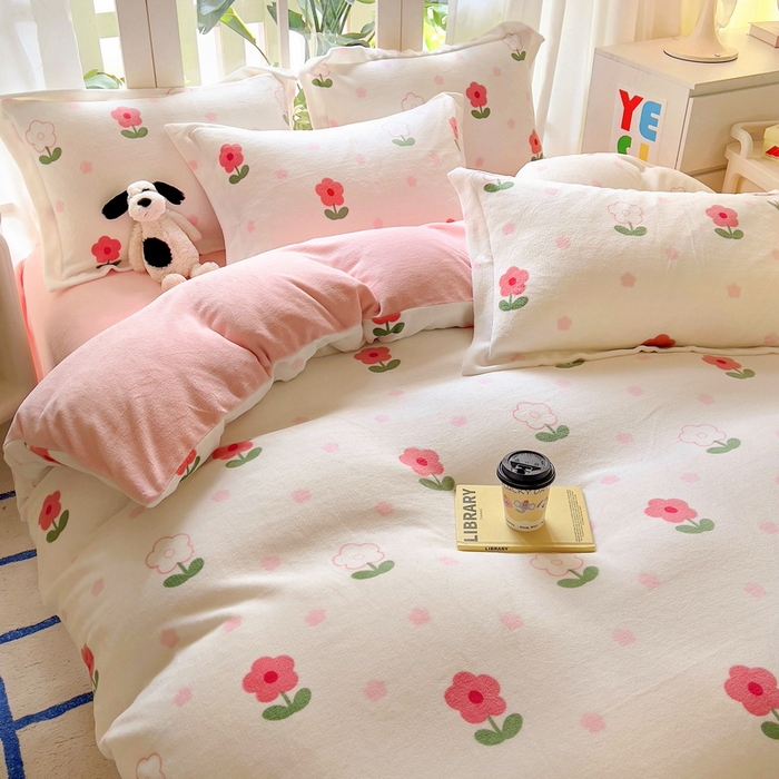 91家纺网 家纺一手货源 找家纺 丝羽坊 2024新款加厚小清新牛奶绒印花四件套单被套床笠四件套-场景二 粉色爱恋 