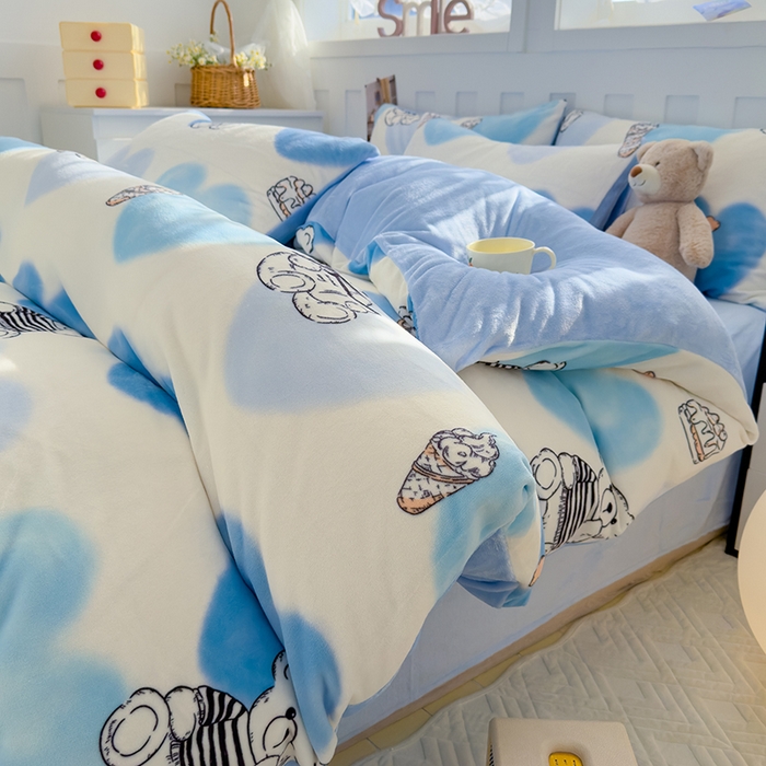 91家纺网 家纺一手货源 找家纺 枋梢家纺 2024新款加厚牛奶绒印花四件套 爱心蓝熊