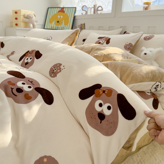 91家纺网 家纺一手货源 找家纺 枋梢家纺 2024新款加厚牛奶绒印花四件套 饼干小狗