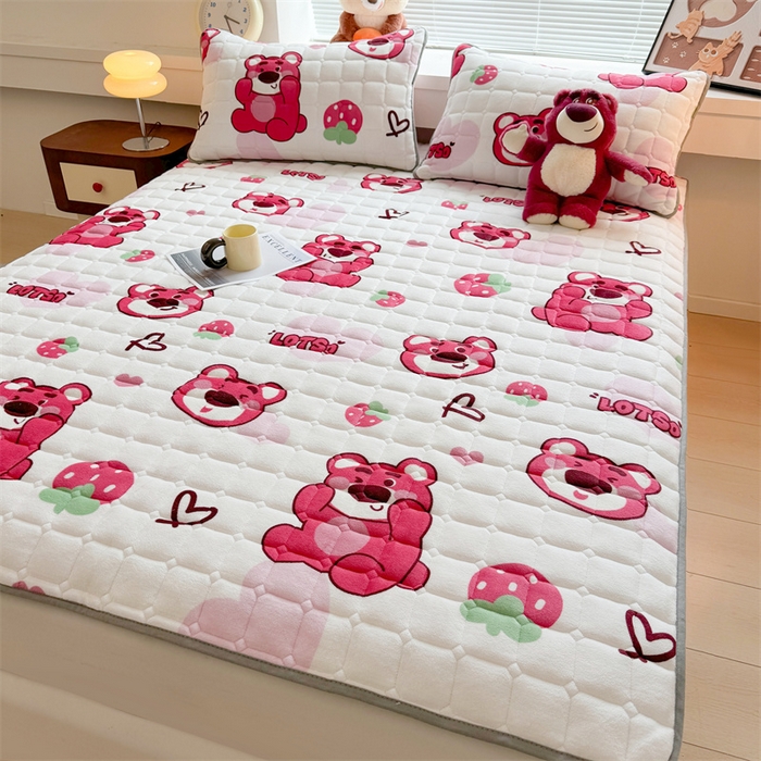 91家纺网 家纺一手货源 找家纺 迪梦思 2024新款正版授权卡通牛奶绒床垫床护垫 学生床垫床笠 抱抱草莓熊-床垫款