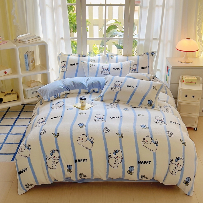 91家纺网 家纺一手货源 找家纺 丝羽坊 2024新款加厚小清新牛奶绒印花四件套单被套床笠四件套-场景二 可爱猫