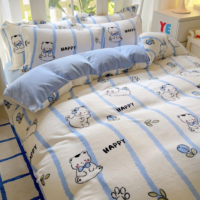 91家纺网 家纺一手货源 找家纺 丝羽坊 2024新款加厚小清新牛奶绒印花四件套单被套床笠四件套-场景二 可爱猫