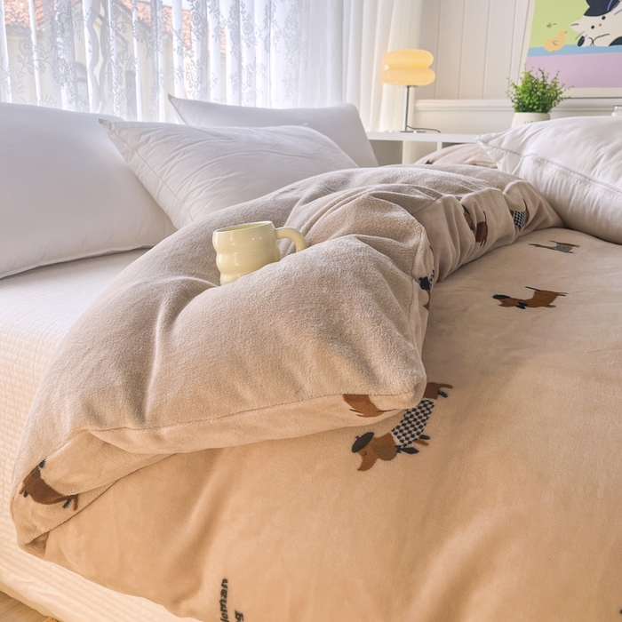 91家纺网 家纺一手货源 找家纺 青螺家纺 2024加厚高克重保暖爆款小清新牛奶绒印花双面绒单被套 调皮狗