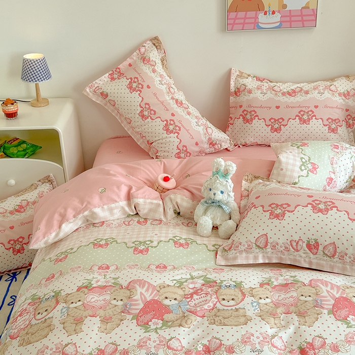 91家纺网 家纺一手货源 找家纺 绵庭家纺 2024新款全棉印花套件系列-洛丽塔 小熊草莓派