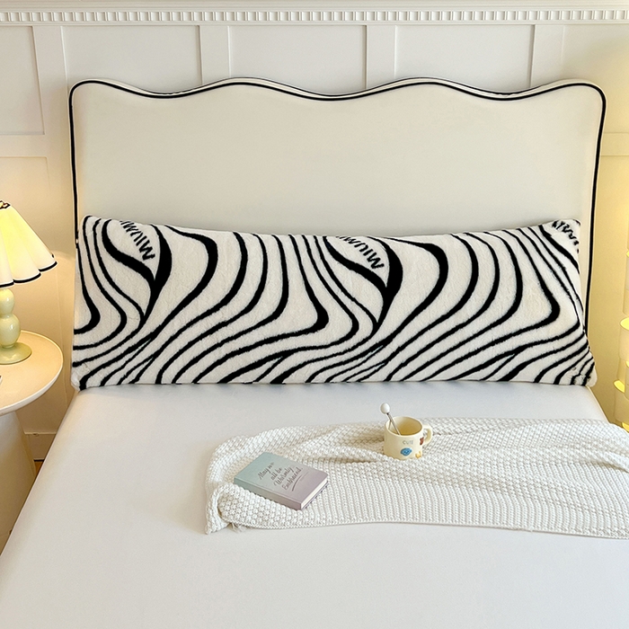 91家纺网 家纺一手货源 找家纺 梦舒羽 2025新款兔毛绒印花双人枕套牛奶绒加长枕芯套雪花绒枕头套艺术线条