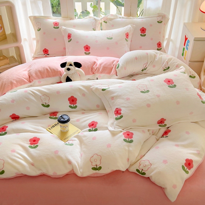 91家纺网 家纺一手货源 找家纺 丝羽坊 2024新款加厚小清新牛奶绒印花四件套单被套床笠四件套-场景二 粉色爱恋 