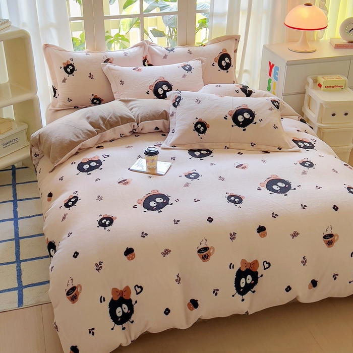 91家纺网 家纺一手货源 找家纺 丝羽坊 2024新款加厚小清新牛奶绒印花四件套单被套床笠四件套-场景二 开心煤球