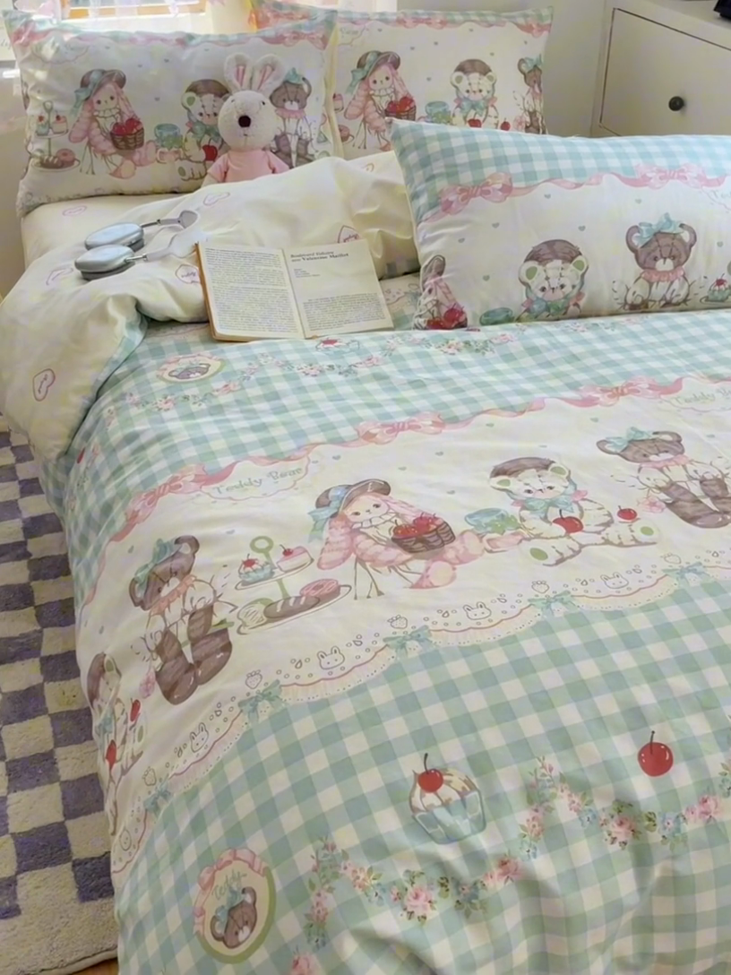 91家纺网 家纺一手货源 找家纺 六巷胡同 2024新款40支全棉纯棉INS洛丽塔卡通甜美少女心系列四件套 秘境樱桃熊