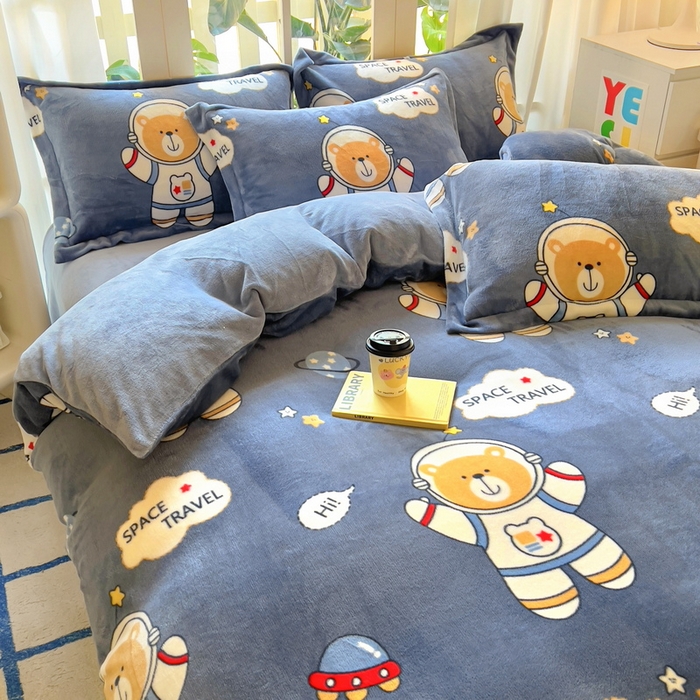91家纺网 家纺一手货源 找家纺 丝羽坊 2024新款加厚小清新牛奶绒印花四件套单被套床笠四件套-场景二 漫游太空