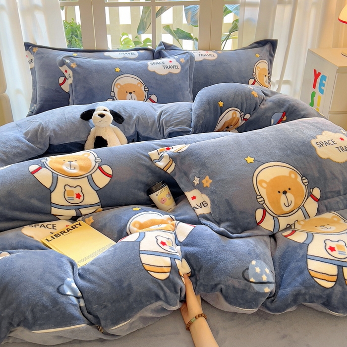 91家纺网 家纺一手货源 找家纺 丝羽坊 2024新款加厚小清新牛奶绒印花四件套单被套床笠四件套-场景二 漫游太空