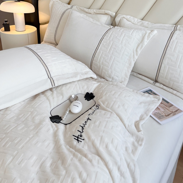 91家纺网 家纺一手货源 找家纺 2024秋冬新款时尚宽边立体剪花刺绣加厚牛奶绒四件套-赫莲娜系列 赫莲娜奶白