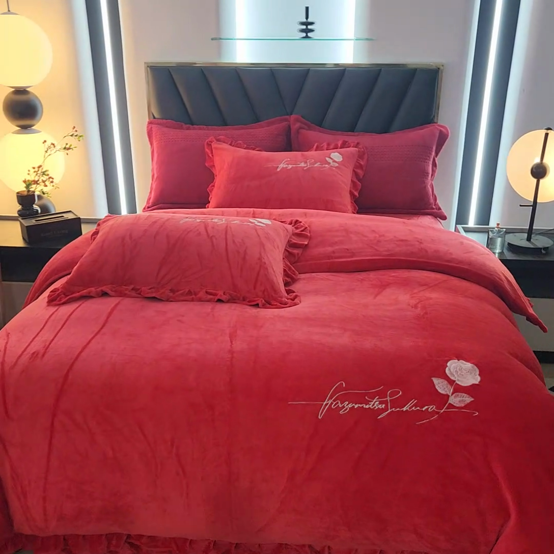 91家纺网 家纺一手货源 找家纺 绣女坊 2024新款韩版花边绣花牛奶绒四件套 大红色