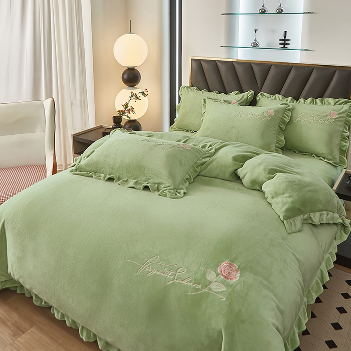 91家纺网 家纺一手货源 找家纺 绣女坊 2024新款韩版花边绣花牛奶绒四件套 草绿色