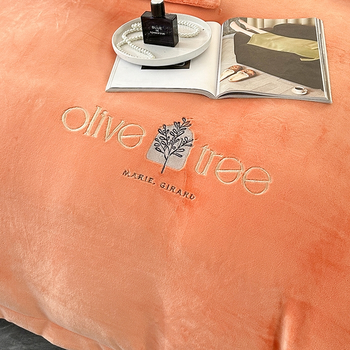 91家纺网 家纺一手货源 找家纺 橘姿家纺 2024新款高克重九斤牛奶绒绣花四件套 相伴-桔