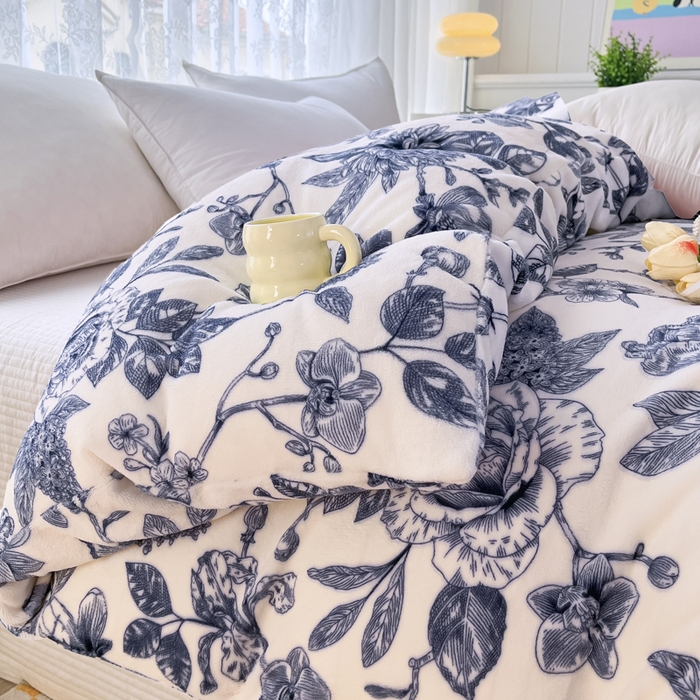 91家纺网 家纺一手货源 找家纺 青螺家纺 2024加厚高克重保暖爆款小清新牛奶绒印花双面绒单被套 青花瓷