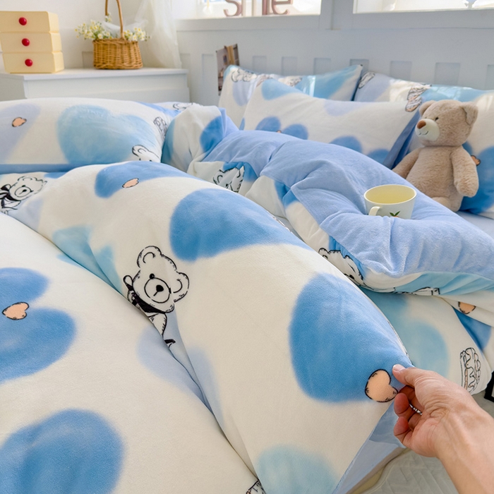 91家纺网 家纺一手货源 找家纺 枋梢家纺 2024新款加厚牛奶绒印花四件套 爱心蓝熊