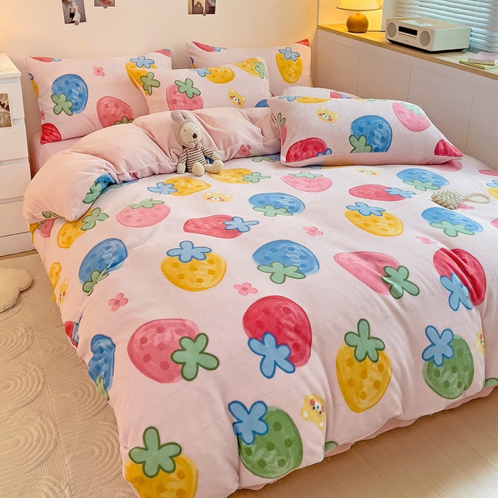 91家纺网 家纺一手货源 找家纺 西引力 2024新款加厚小清新牛奶绒四件套床单款床笠款单被套爆款 草莓乐园