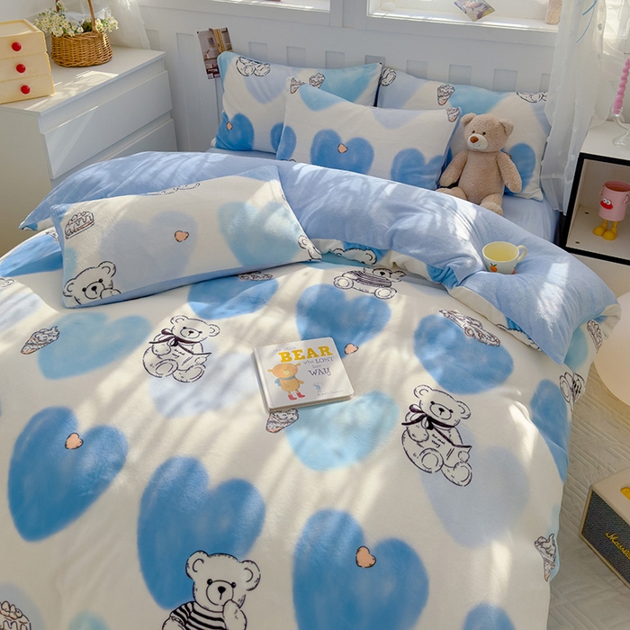 91家纺网 家纺一手货源 找家纺 枋梢家纺 2024新款加厚牛奶绒印花四件套 爱心蓝熊