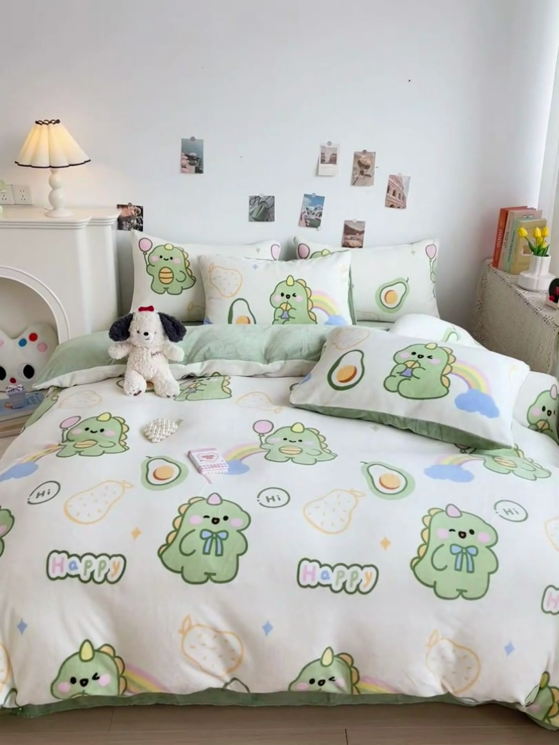 91家纺网 家纺一手货源 找家纺 西引力 2024新款加厚小清新牛奶绒四件套床单款床笠款单被套爆款 宝贝奶龙