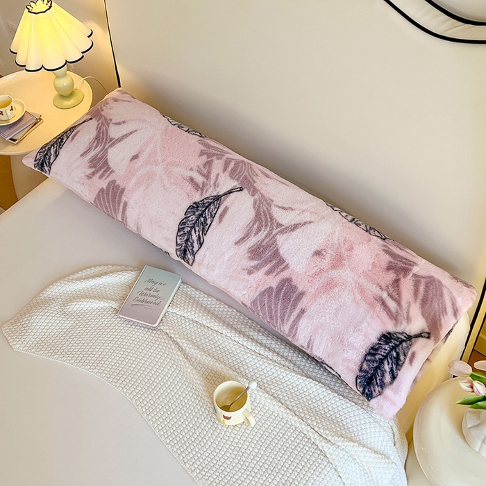 91家纺网 家纺一手货源 找家纺 梦舒羽 2025新款兔毛绒印花双人枕套牛奶绒加长枕芯套雪花绒枕头套一叶知秋