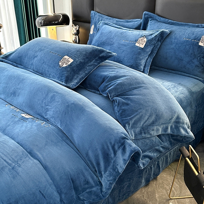 91家纺网 家纺一手货源 找家纺 橘姿家纺 2024新款高克重九斤牛奶绒绣花四件套 相伴-蓝