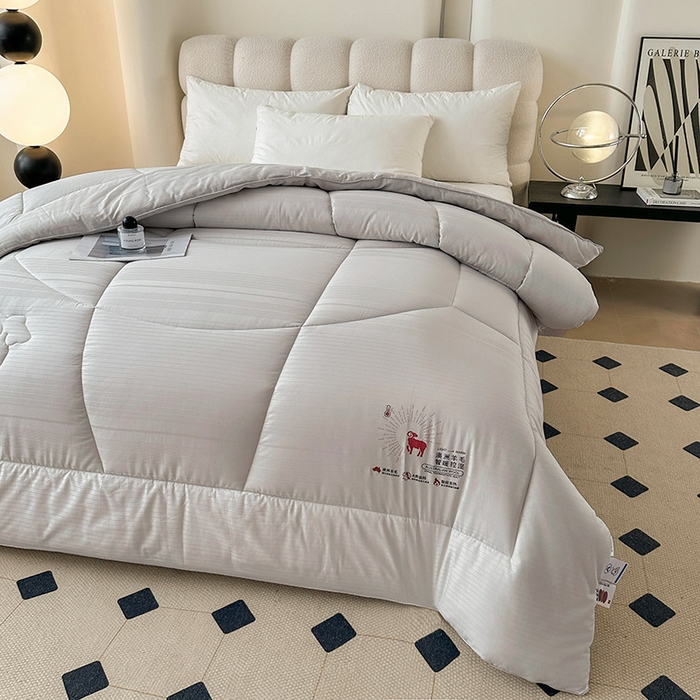 91家纺网 家纺一手货源 找家纺 2024新款澳洲水洗羊毛纯棉全棉提花羊毛被春秋被加厚冬被被子被芯-三明治款 灰色