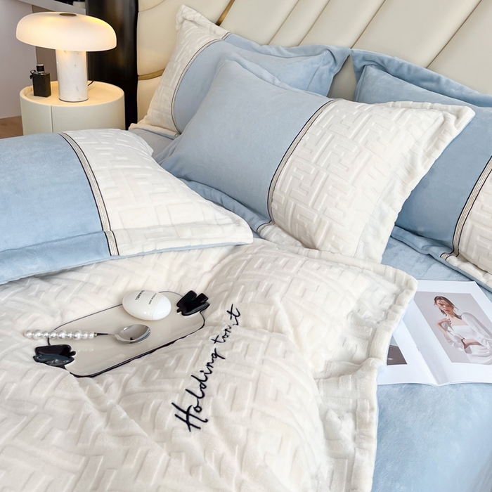 91家纺网 家纺一手货源 找家纺 2024秋冬新款时尚宽边立体剪花刺绣加厚牛奶绒四件套-赫莲娜系列 赫莲娜蓝灰