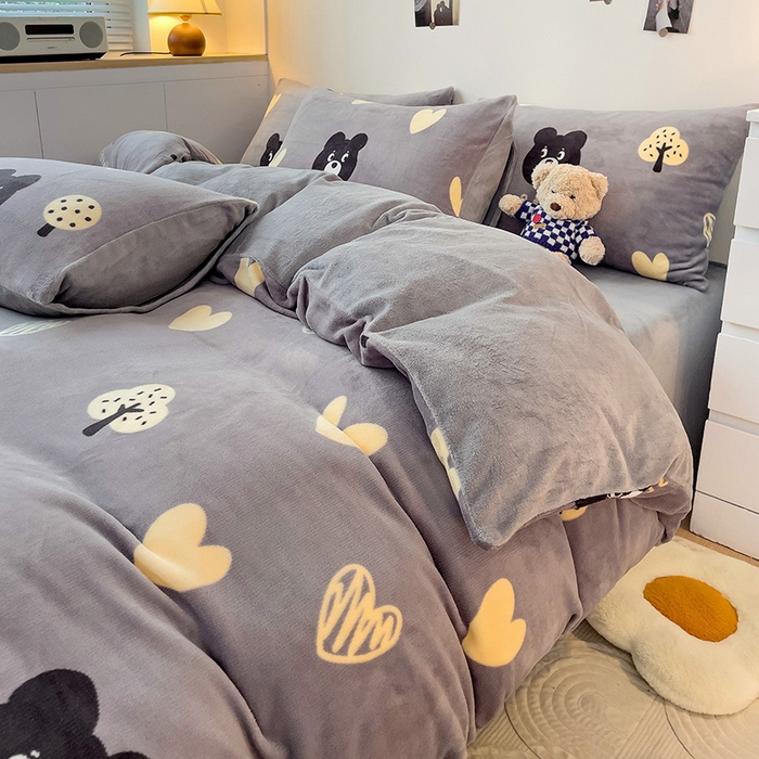 91家纺网 家纺一手货源 找家纺 西引力 2024新款加厚小清新牛奶绒四件套床单款床笠款单被套爆款 爱心熊