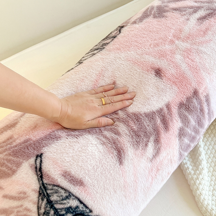 91家纺网 家纺一手货源 找家纺 梦舒羽 2025新款兔毛绒印花双人枕套牛奶绒加长枕芯套雪花绒枕头套一叶知秋