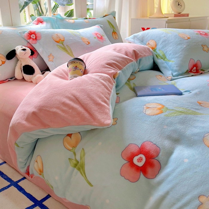 91家纺网 家纺一手货源 找家纺 丝羽坊 2024新款加厚小清新牛奶绒印花四件套单被套床笠四件套-场景二 花季