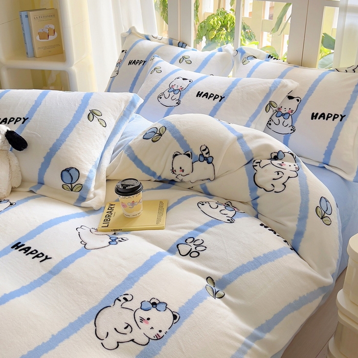 91家纺网 家纺一手货源 找家纺 丝羽坊 2024新款加厚小清新牛奶绒印花四件套单被套床笠四件套-场景二 可爱猫