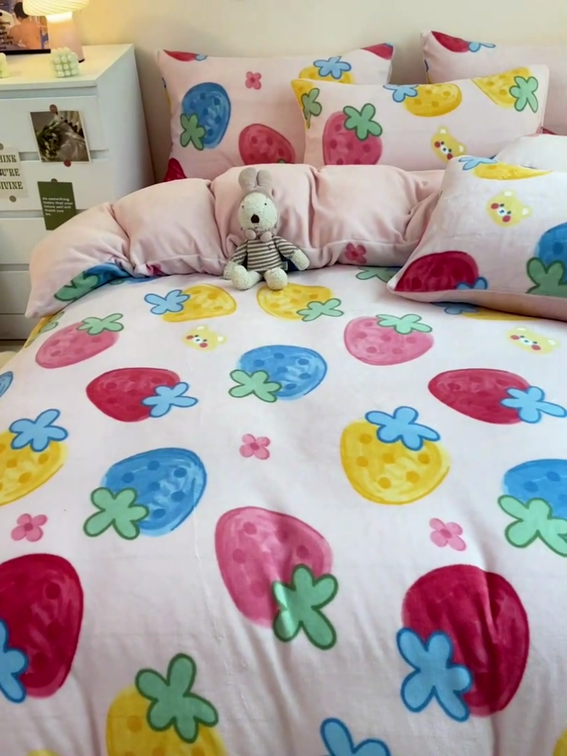 91家纺网 家纺一手货源 找家纺 西引力 2024新款加厚小清新牛奶绒四件套床单款床笠款单被套爆款 草莓乐园