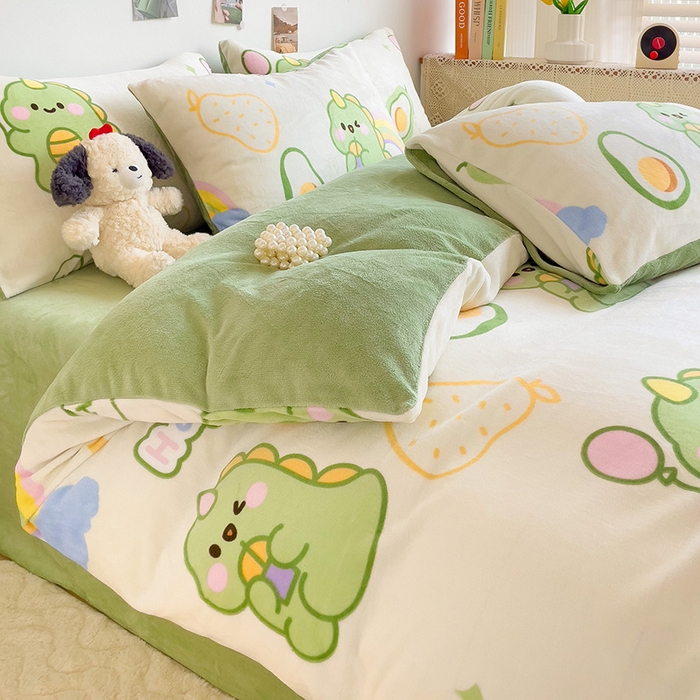 91家纺网 家纺一手货源 找家纺 西引力 2024新款加厚小清新牛奶绒四件套床单款床笠款单被套爆款 宝贝奶龙