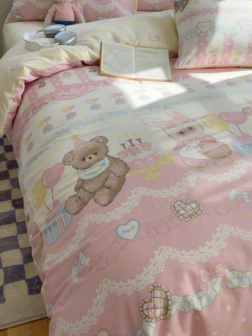 91家纺网 家纺一手货源 找家纺 六巷胡同 2024新款40支全棉纯棉INS洛丽塔卡通甜美少女心系列四件套 气球蛋糕熊