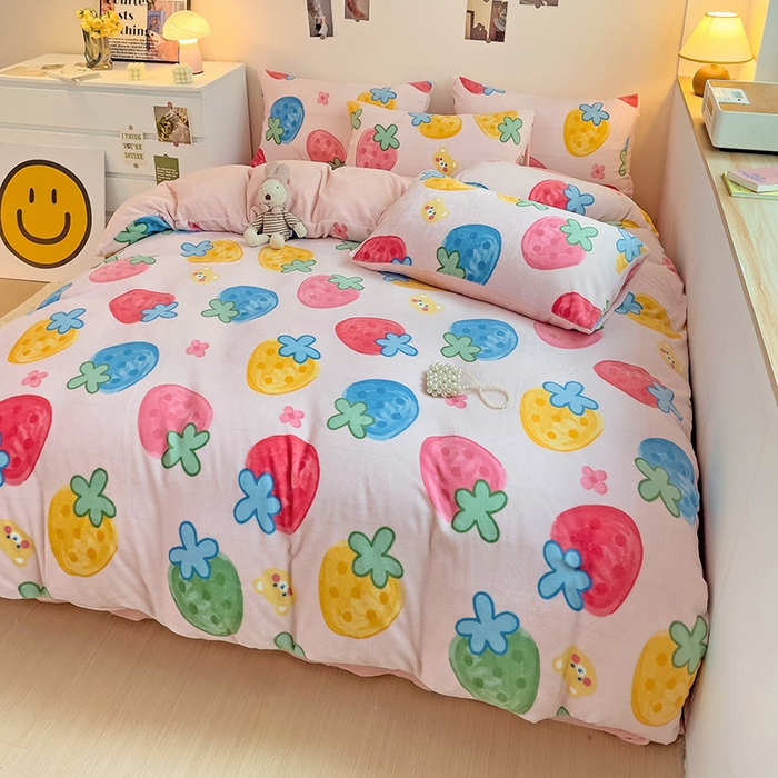 91家纺网 家纺一手货源 找家纺 西引力 2024新款加厚小清新牛奶绒四件套床单款床笠款单被套爆款 草莓乐园