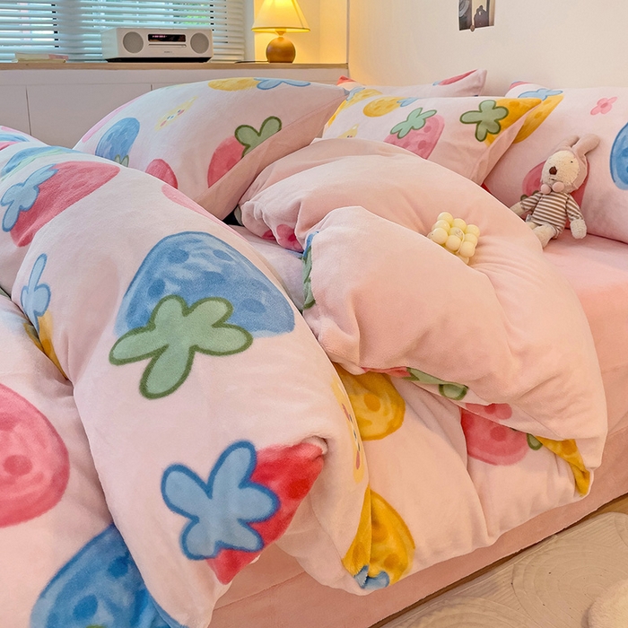 91家纺网 家纺一手货源 找家纺 西引力 2024新款加厚小清新牛奶绒四件套床单款床笠款单被套爆款 草莓乐园