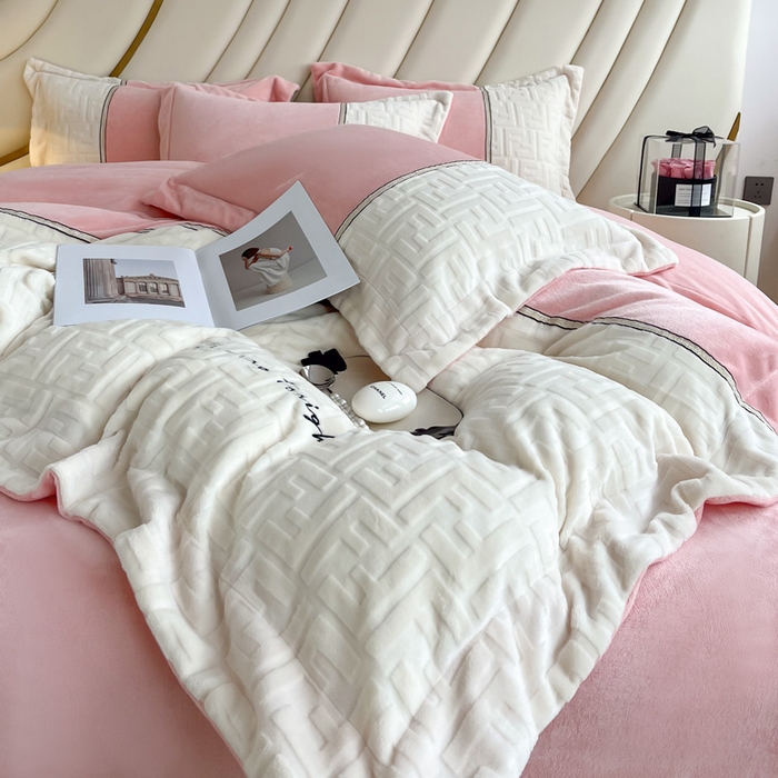 91家纺网 家纺一手货源 找家纺 2024秋冬新款时尚宽边立体剪花刺绣加厚牛奶绒四件套-赫莲娜系列 赫莲娜粉玉