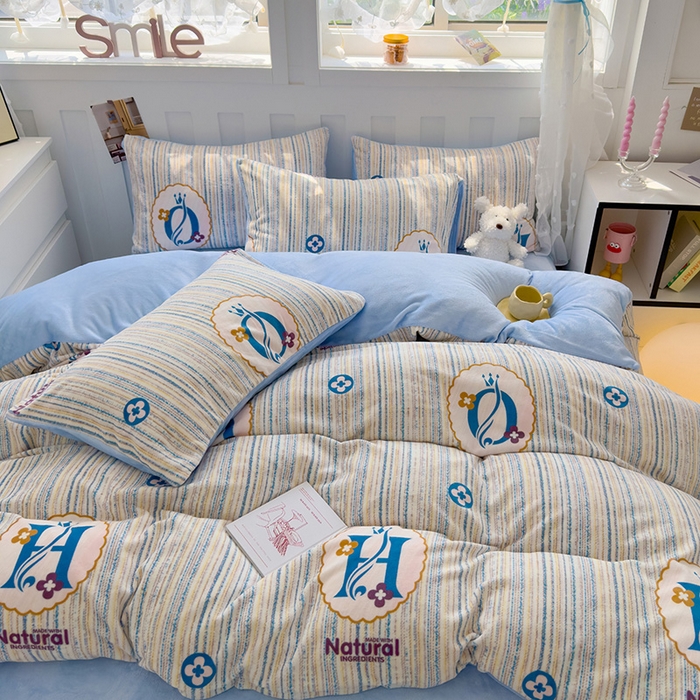 91家纺网 家纺一手货源 找家纺 枋梢家纺 2024新款加厚牛奶绒印花四件套 H蓝条纹