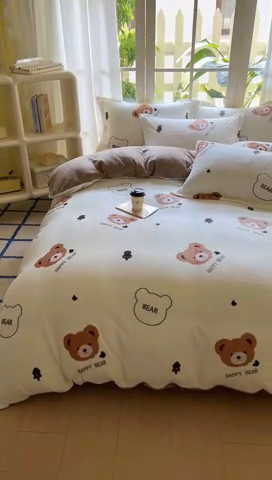 91家纺网 家纺一手货源 找家纺 丝羽坊 2024新款加厚小清新牛奶绒印花四件套单被套床笠四件套-场景二 呆萌熊
