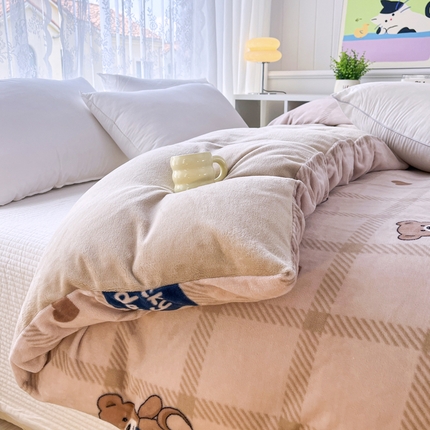 91家纺网 家纺一手货源 找家纺 青螺家纺 2024加厚高克重保暖爆款小清新牛奶绒印花双面绒单被套 格子小熊