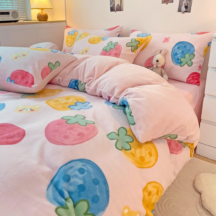 91家纺网 家纺一手货源 找家纺 西引力 2024新款加厚小清新牛奶绒四件套床单款床笠款单被套爆款 草莓乐园